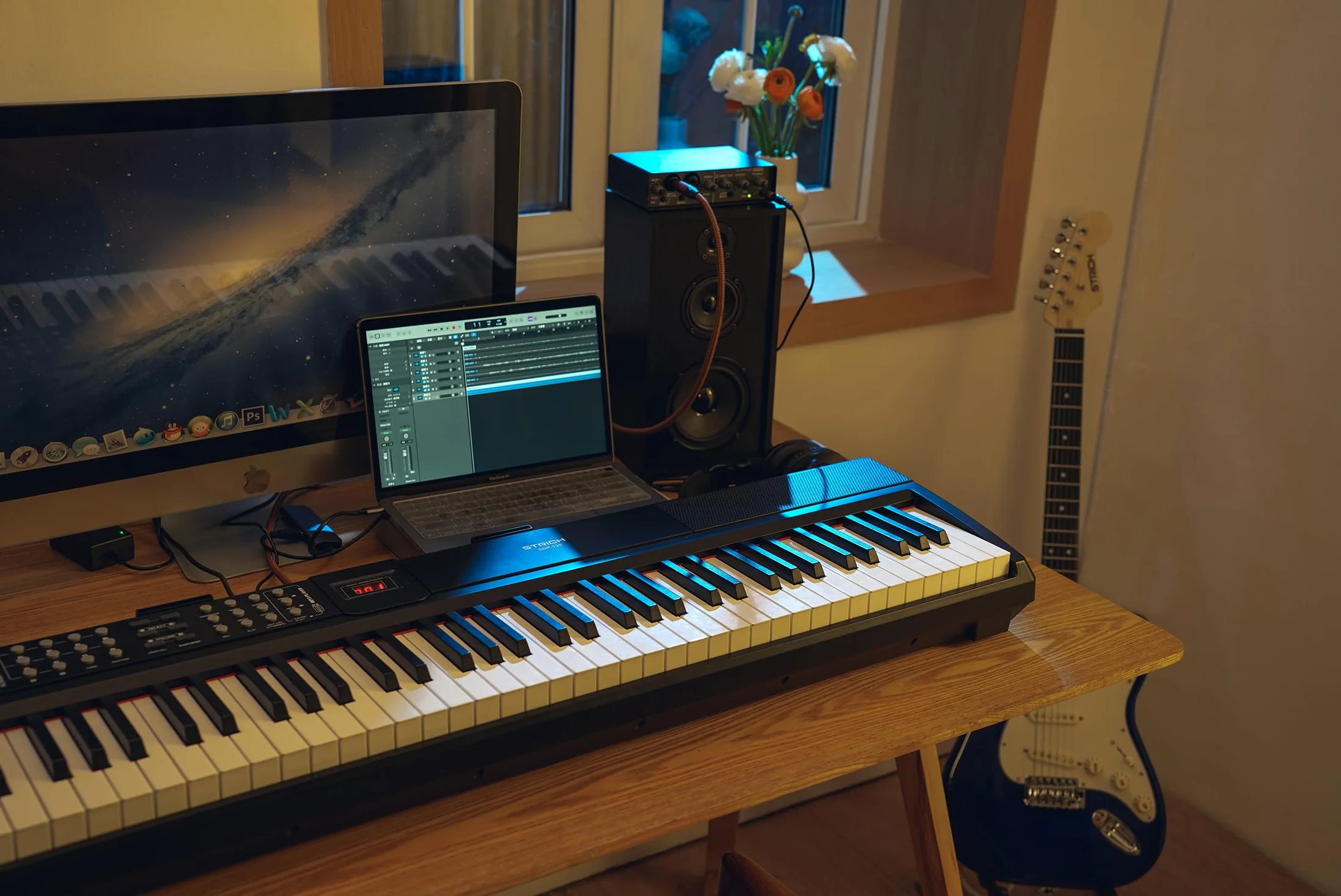 STRICH Piano électrique 88 touches lesté avec pédale de soutien, mécanisme martelé, 2 haut-parleurs 15 W, USB MIDI/sans fil, SDP