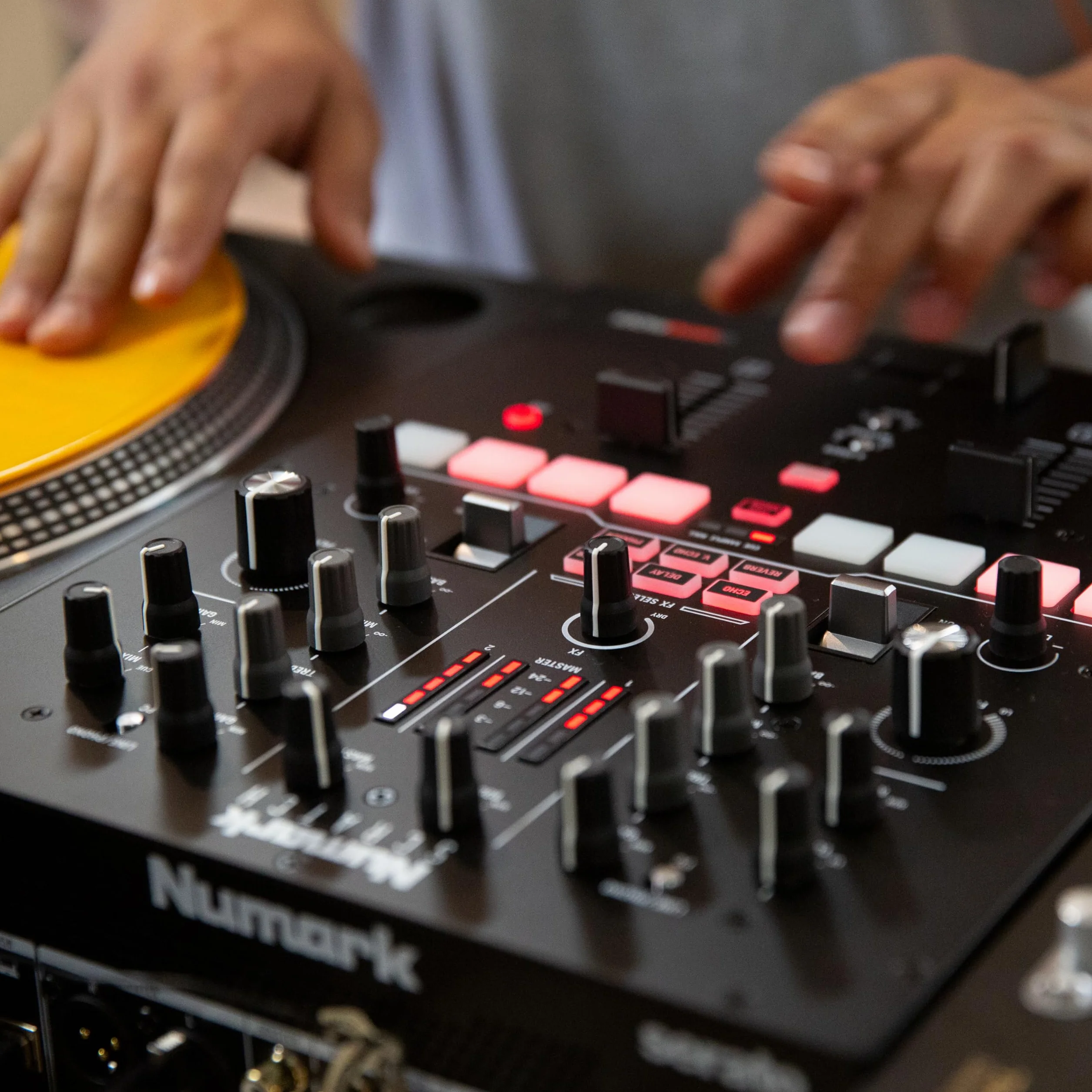 Numark Scratch Table de Mixage 2 Voies avec Serato DJ, Crossfader Innofader, Licence DVS, 24-Bit
