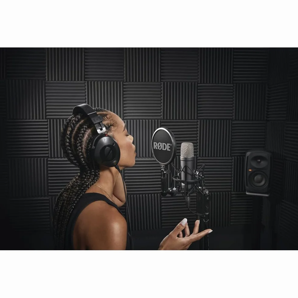 RØDE NT1 Signature Microphone à Condensateur Large Diaphragme avec Suspension, Filtre Anti-Pop et Câble XLR, Noir