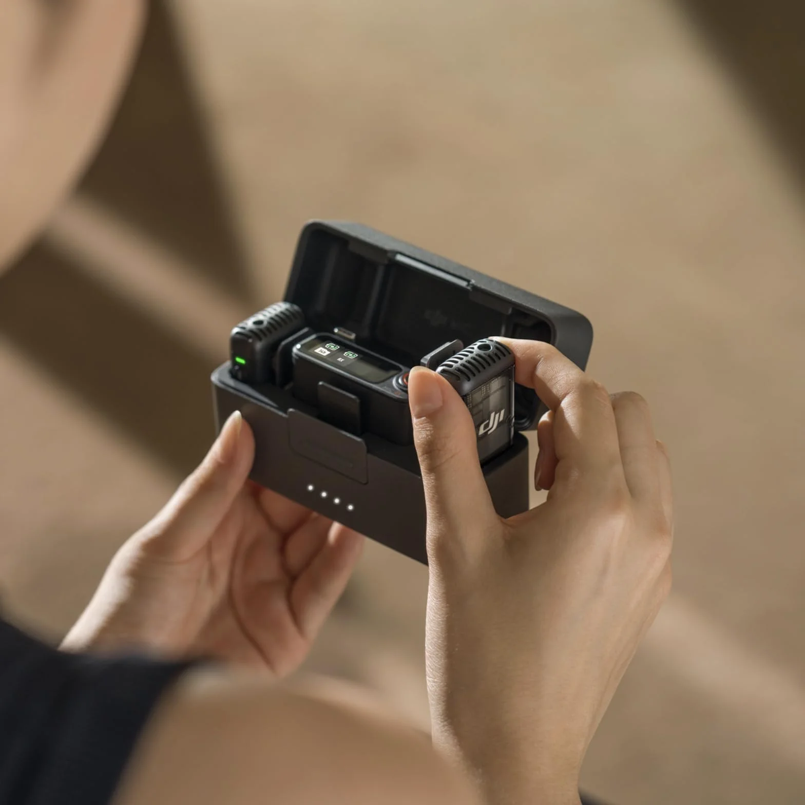 DJI Mic 2 (2 TX + 1 RX + Boîtier de Recharge) Micro sans Fil Tout-en-Un, Réduction Intel. du Bruit, Enregistrement Interne 32 Bits, Portée 250 m