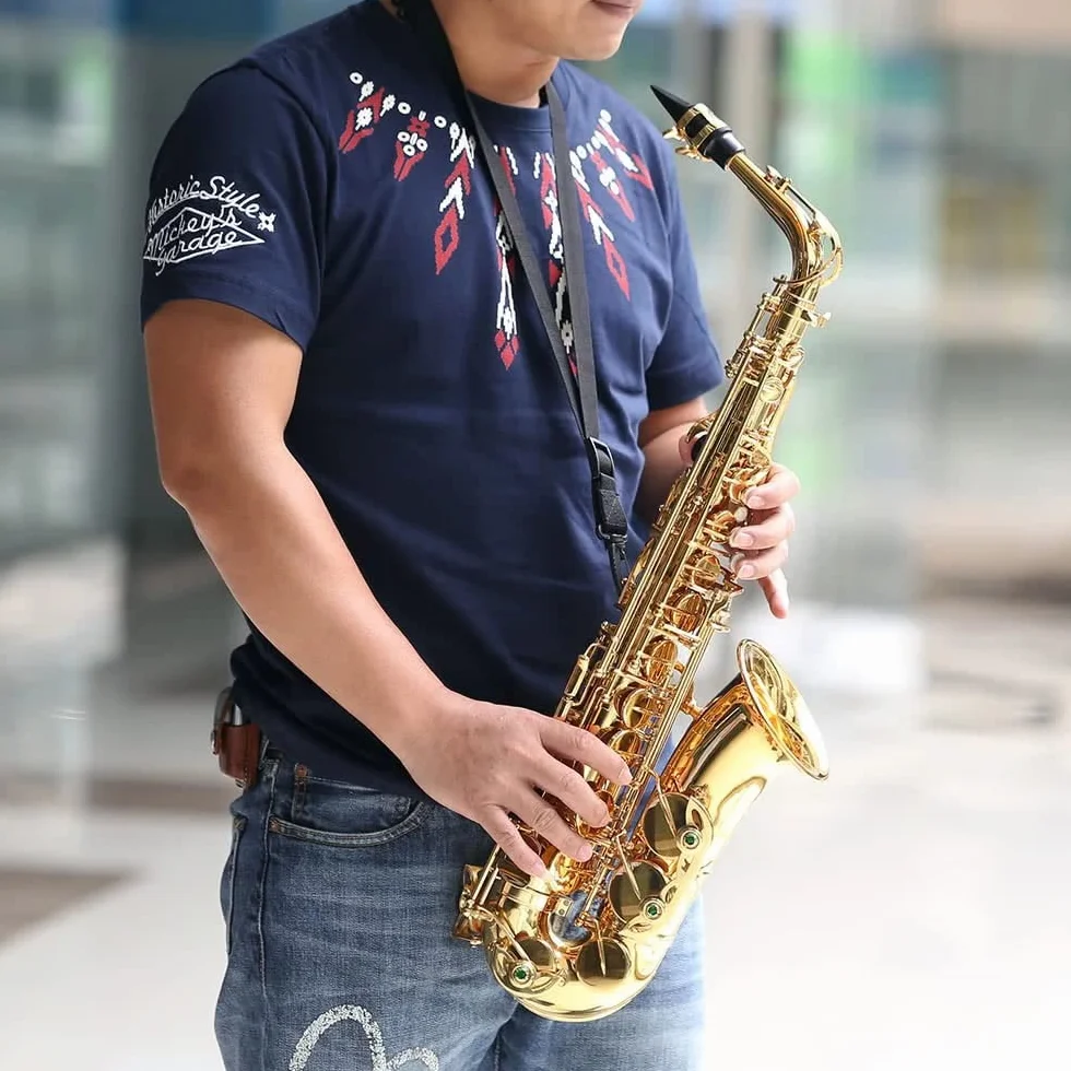 Saxophone Mi Bémol 802 touches laiton doré cuir motif gravé avec étui