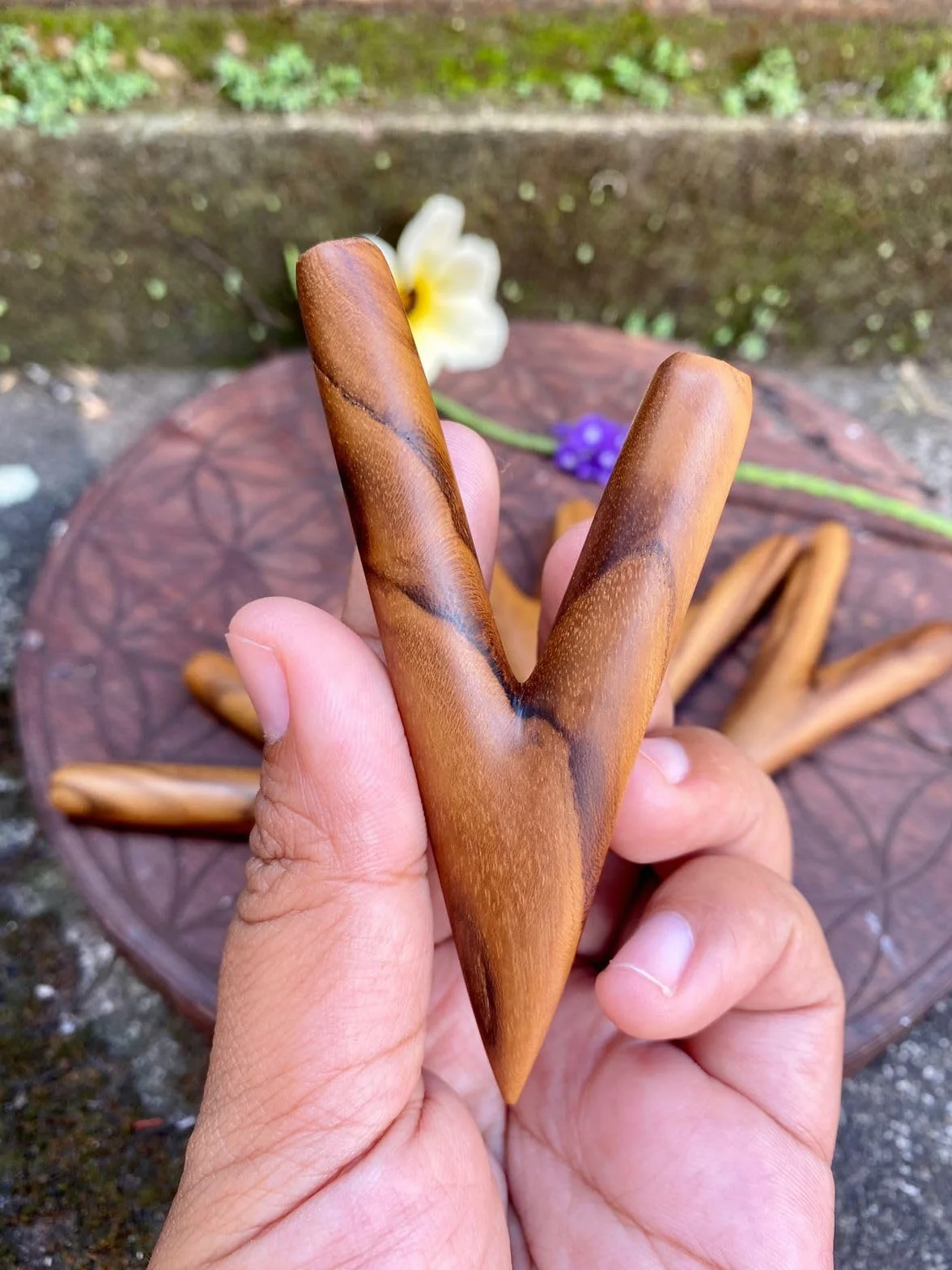Sifflets chamaniques Amazonas Teak Rapei Rituel Poussière