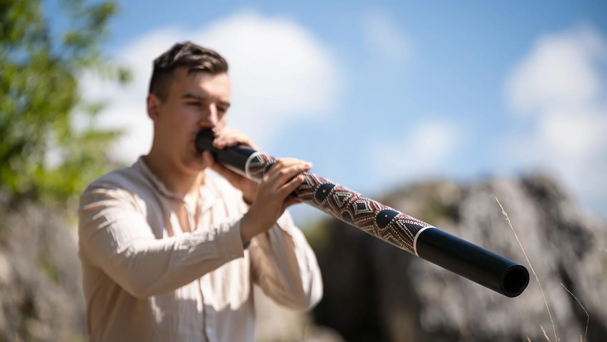 Sonic Energy Classic Bamboo Didgeridoo – léger – Bambou, noir avec pois colorés (DD1BK)