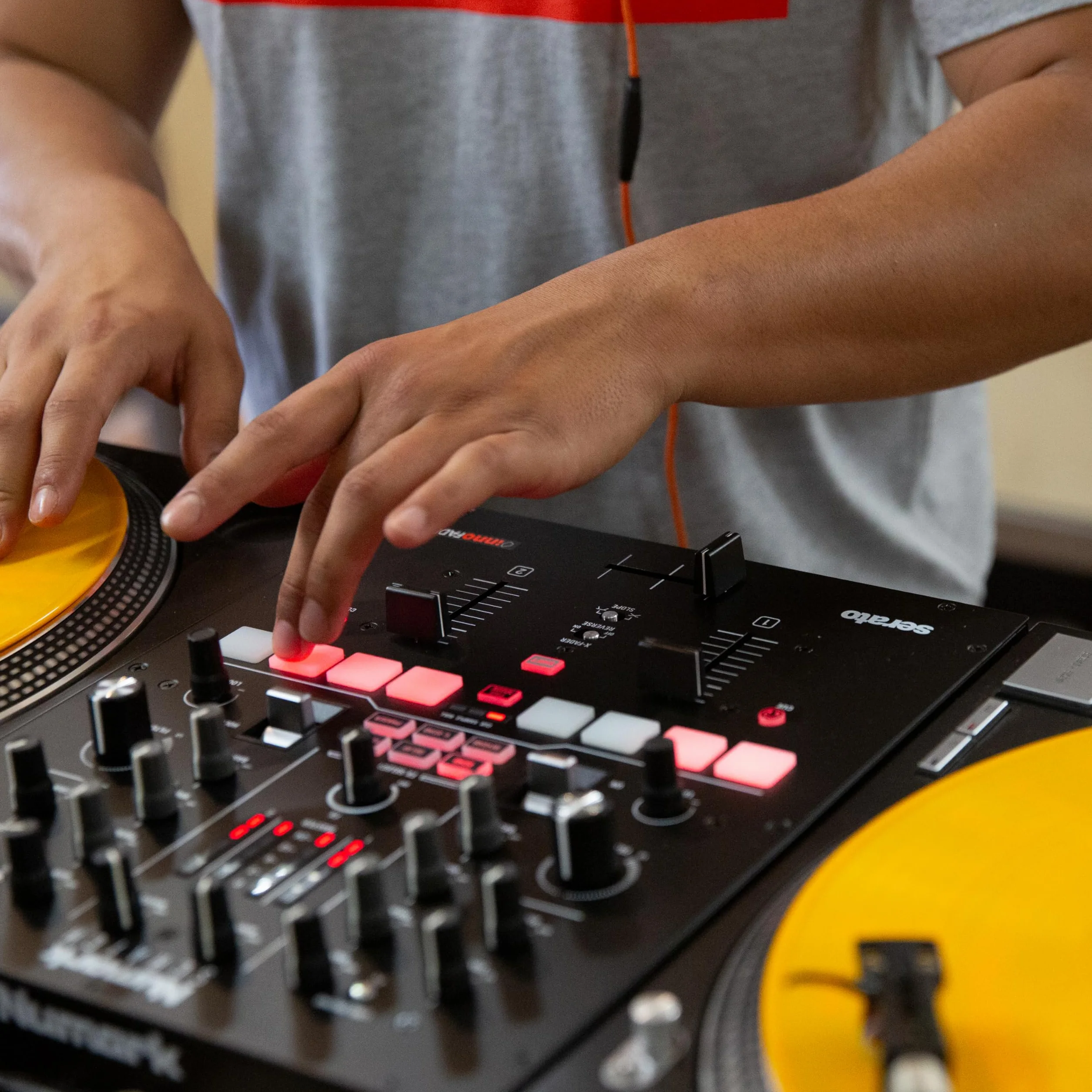 Numark Scratch Table de Mixage 2 Voies avec Serato DJ, Crossfader Innofader, Licence DVS, 24-Bit