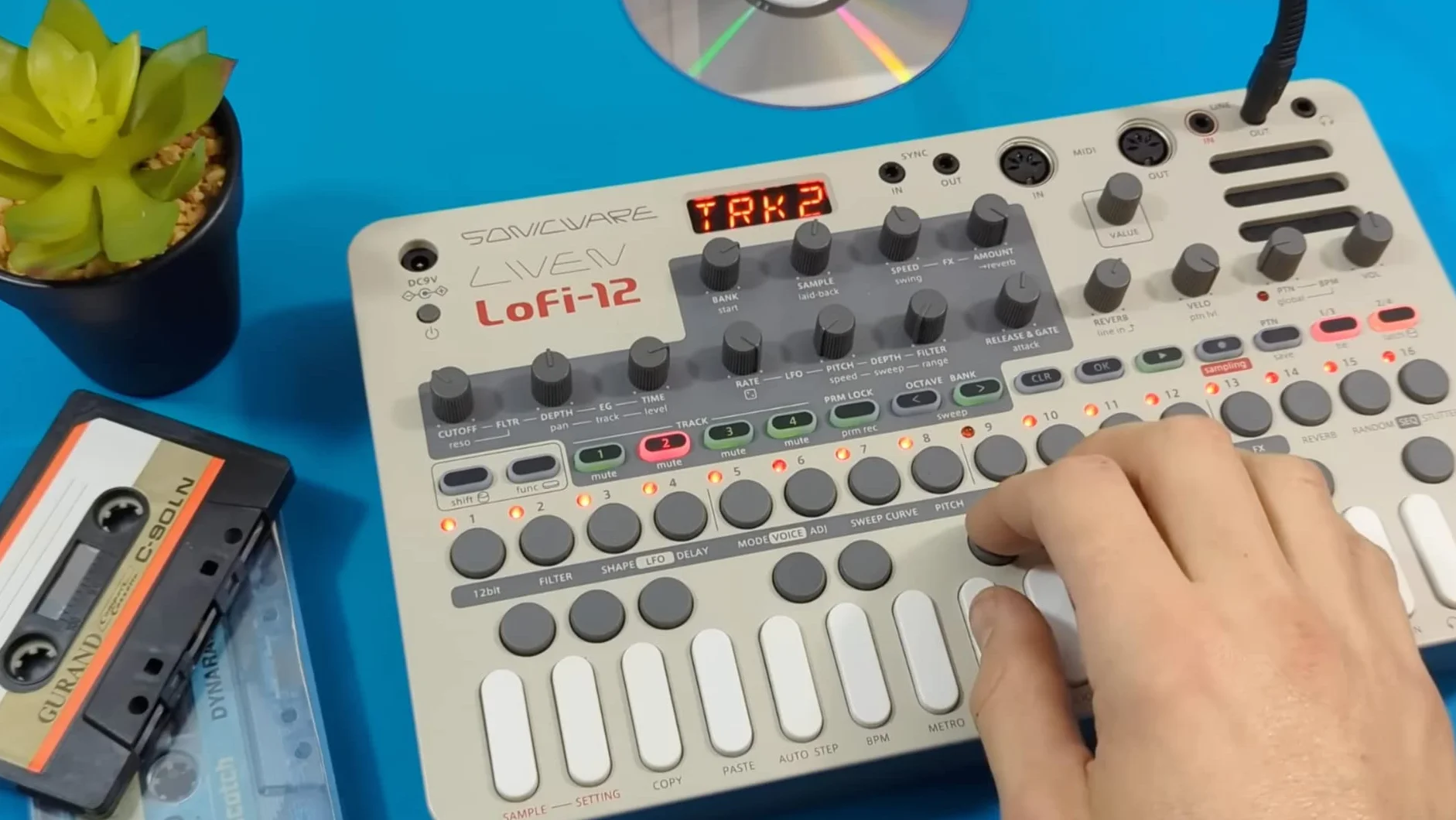 Sonicware LIVEN Lofi-12 Groovebox Sampler 12bit échantillonnage rétro séquenceur pas à pas 4 pistes 10 voix 12 effets