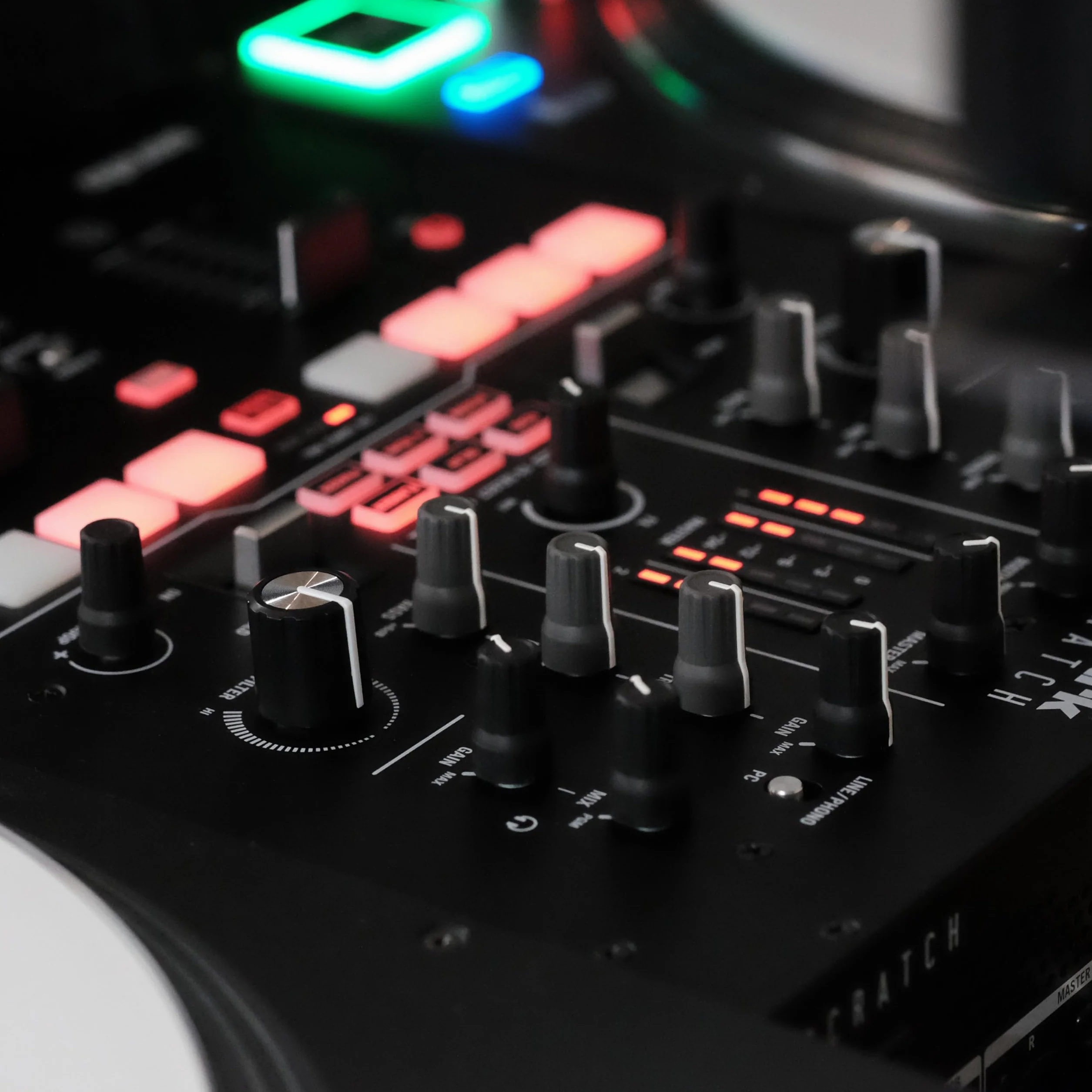 Numark Scratch Table de Mixage 2 Voies avec Serato DJ, Crossfader Innofader, Licence DVS, 24-Bit